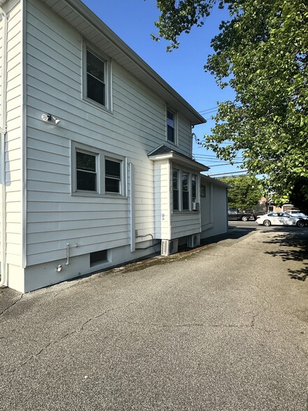 166 Higbie Ln, West Islip, NY for lease - Building Photo - Image 3 of 7