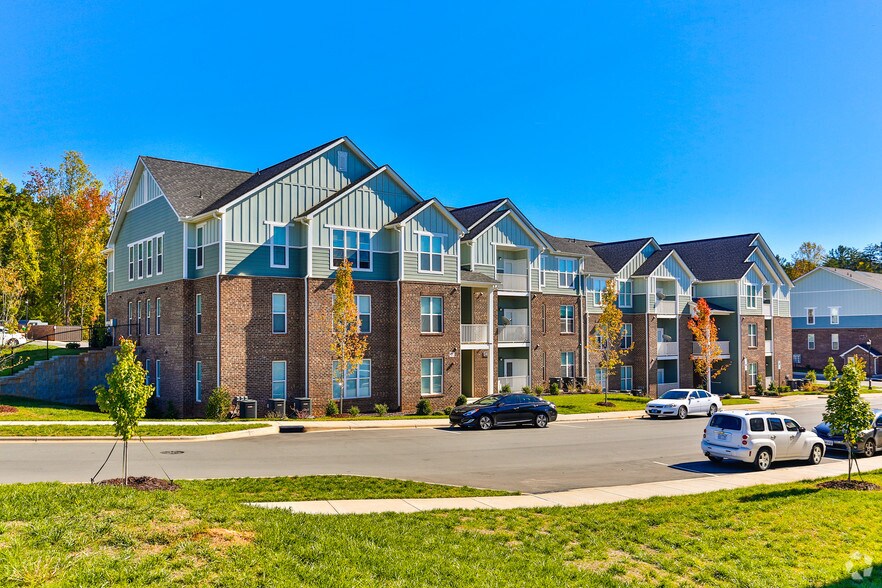 1005 S Fork Village Dr, Belmont, NC for sale - Primary Photo - Image 1 of 1