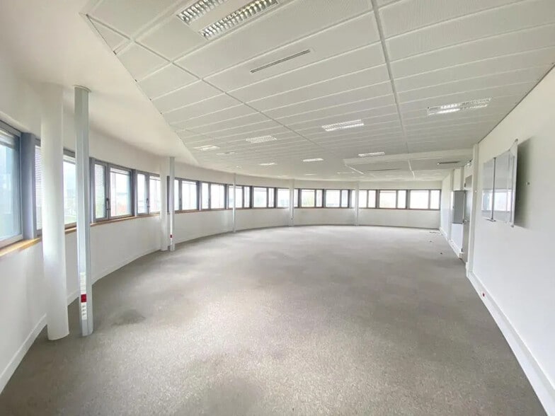 Office in Buchelay for lease - Interior Photo - Image 3 of 7