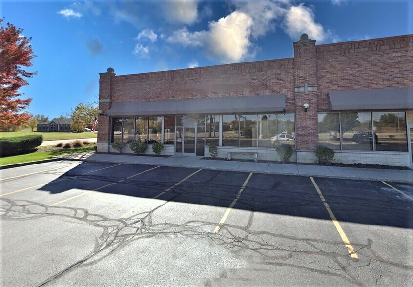 2400 Lake Shore Dr, Woodstock, IL for lease - Building Photo - Image 2 of 10