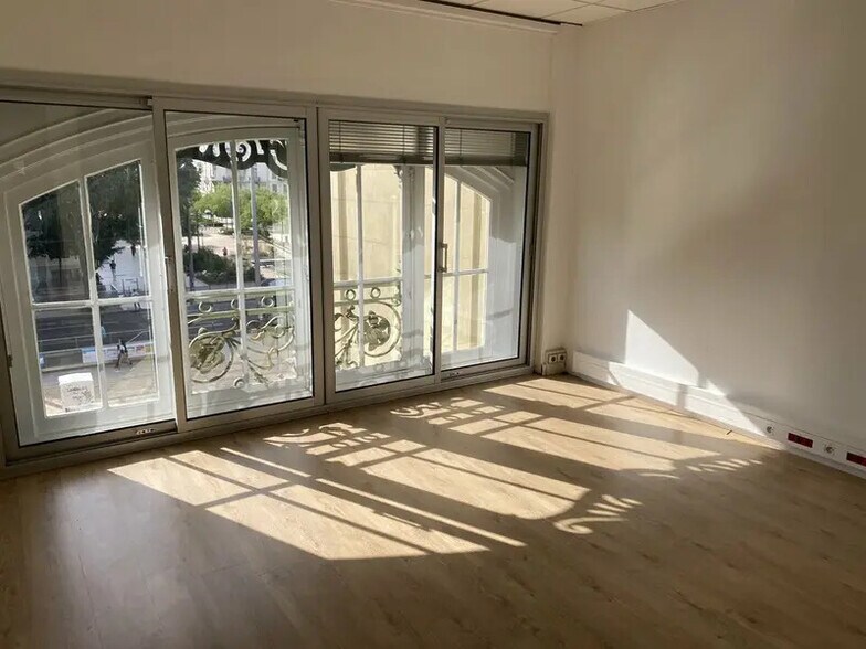 Office in Lyon for lease - Interior Photo - Image 2 of 13