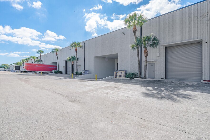 2201 Nw 30th Pl, Pompano Beach, FL for lease - Building Photo - Image 3 of 13