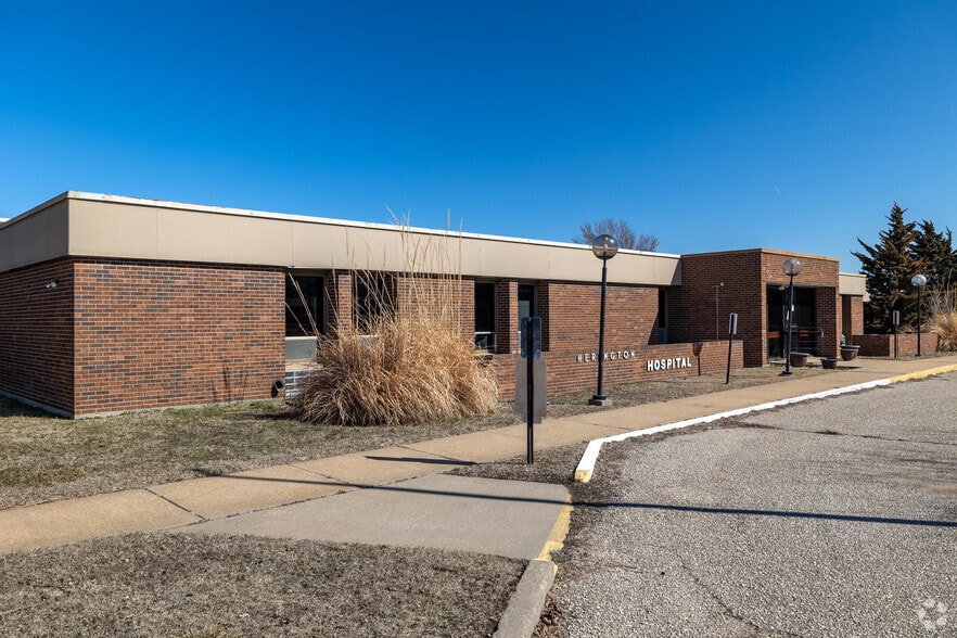 100 E Helen St, Herington, KS for sale - Building Photo - Image 1 of 1