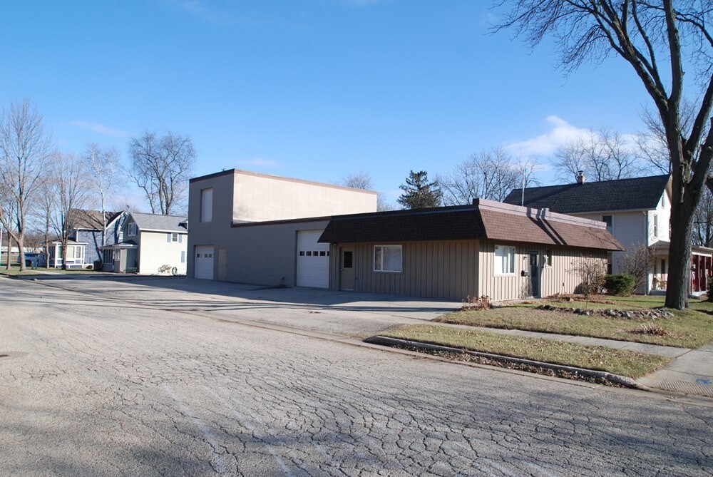 602 E Union St, Oconomowoc, WI for sale Building Photo- Image 1 of 1