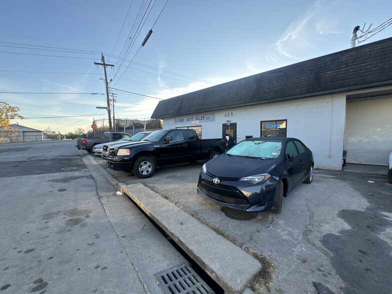 686 Montgomery Ave, Lexington, KY for sale - Building Photo - Image 1 of 13