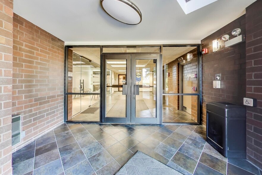 1845 E Rand Rd, Arlington Heights, IL for lease - Building Photo - Image 3 of 10