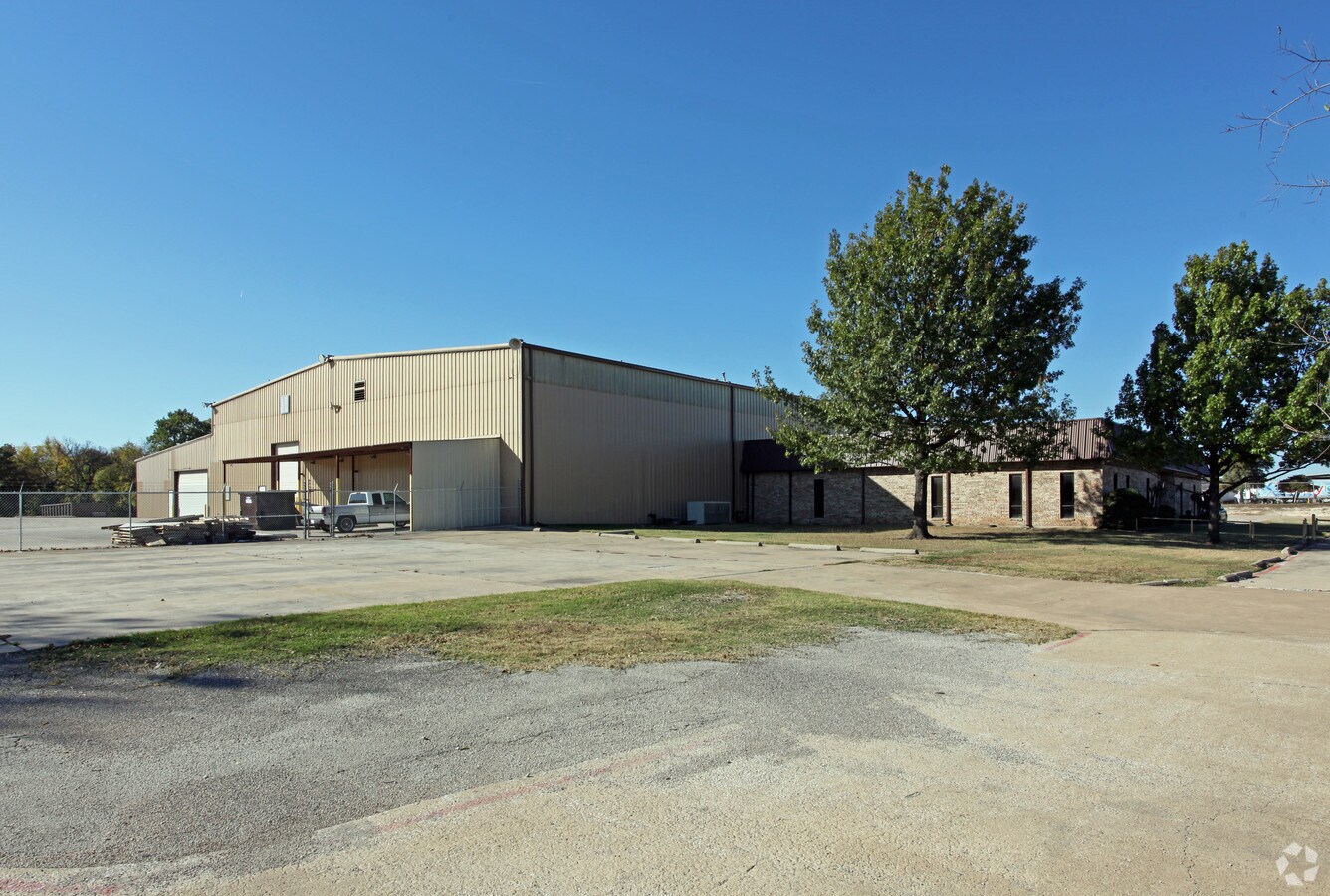 4850 W Ledbetter Dr, Dallas, TX 75236