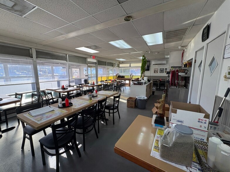 4447 Gall Blvd, Zephyrhills, FL for sale - Interior Photo - Image 3 of 10