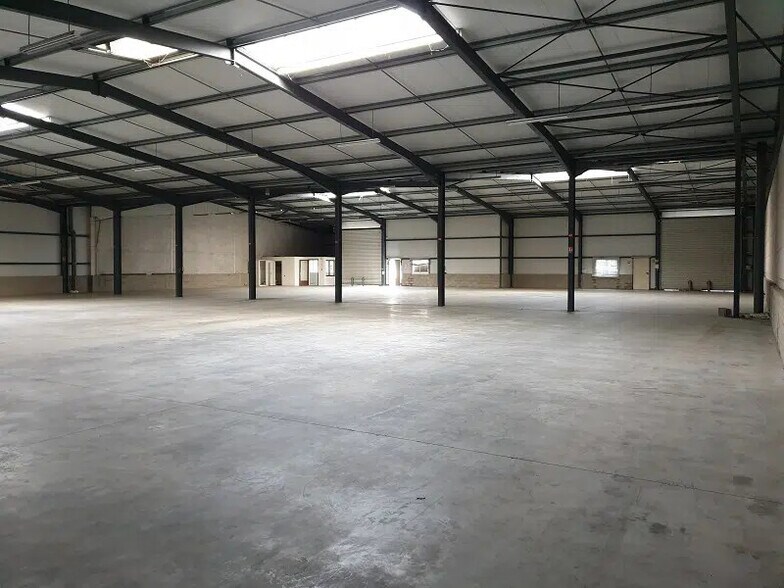 Flex in Saint-Alban for lease - Interior Photo - Image 1 of 16