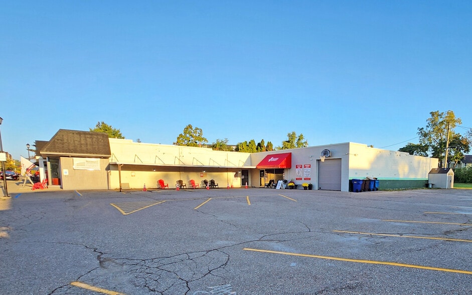 584 W Ann Arbor Trl, Plymouth, MI for lease - Building Photo - Image 2 of 9