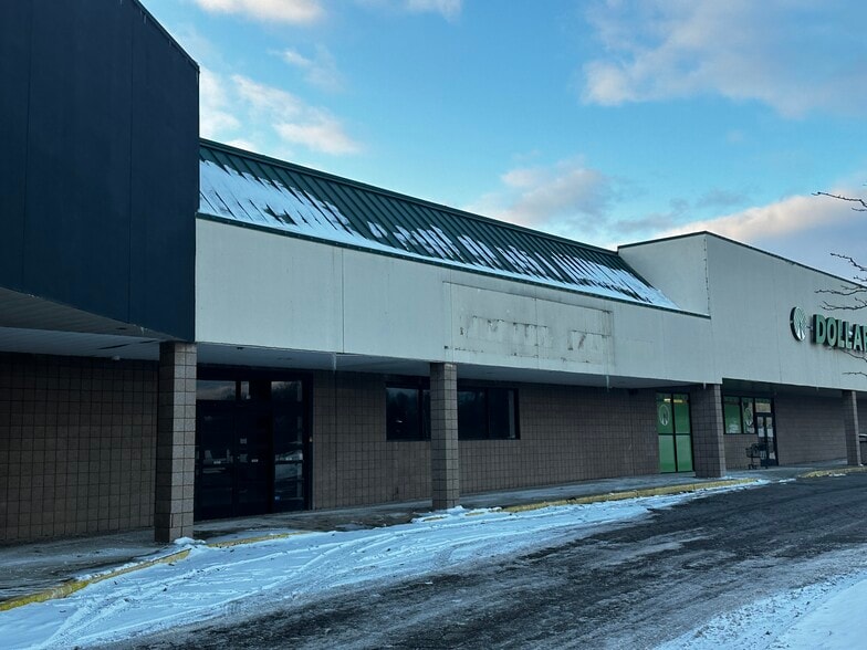 744 W Highland Rd, Highland, MI for lease - Building Photo - Image 2 of 4
