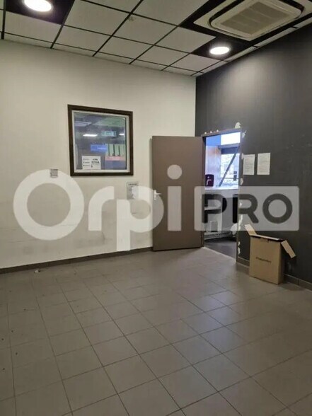 Retail in Reims for lease - Interior Photo - Image 3 of 5