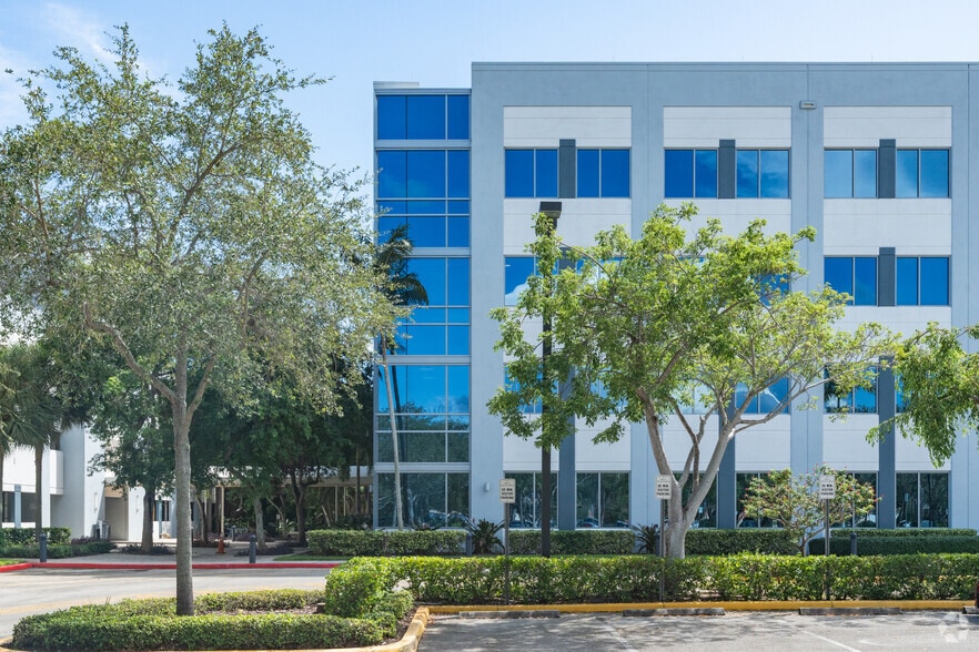 750 Park of Commerce Blvd, Boca Raton, FL for lease - Building Photo - Image 2 of 7