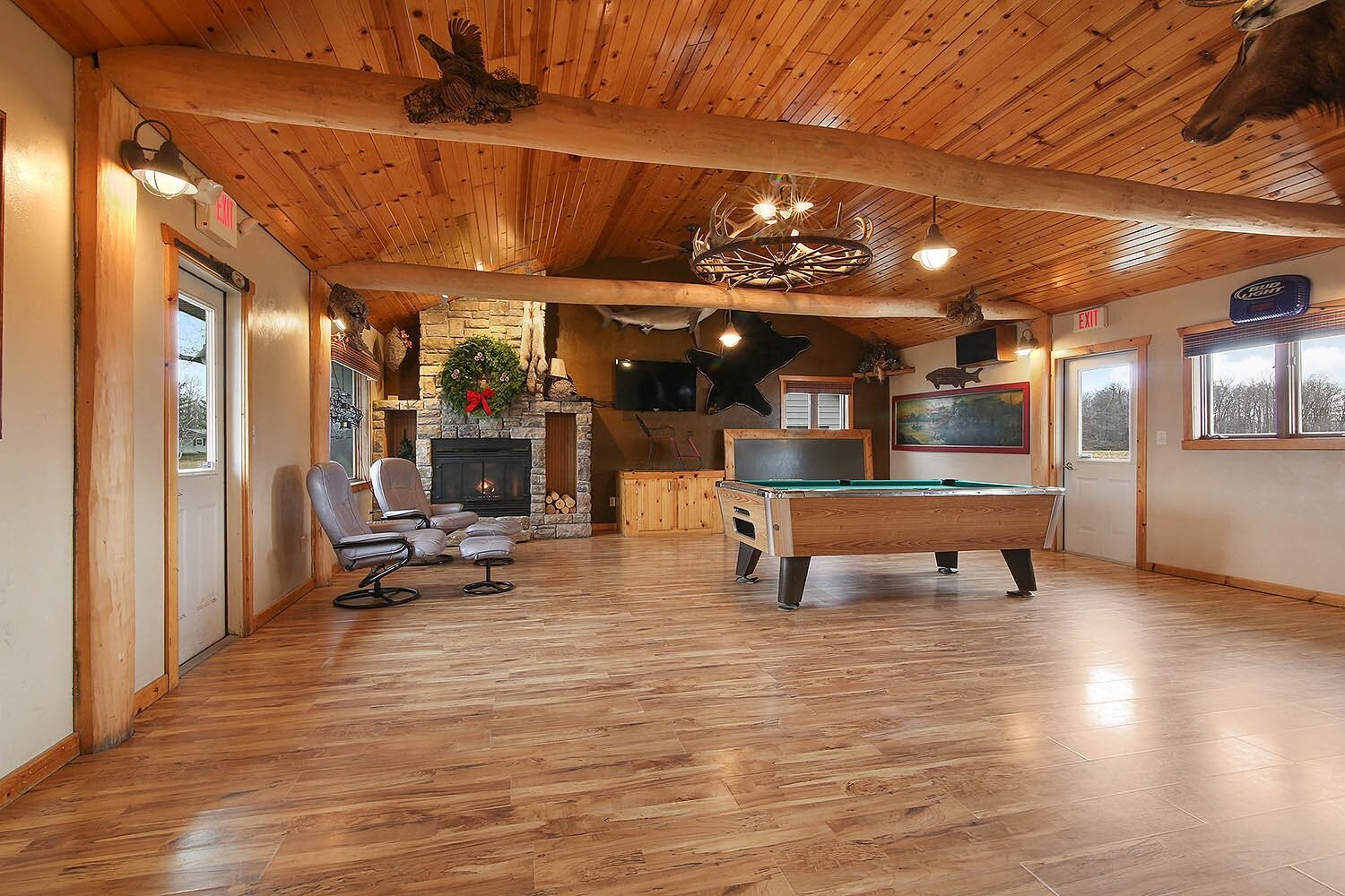 W5204 Faro Springs Rd, Hilbert, WI 54129 Bobbers Bar For Sale in