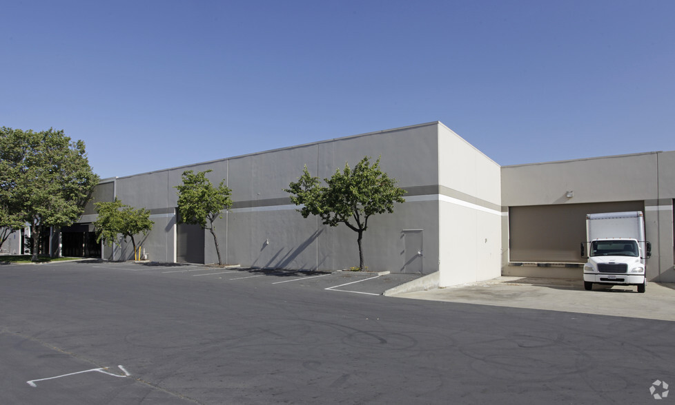 2357 Industrial Pky W, Hayward, CA for lease - Primary Photo - Image 1 of 3