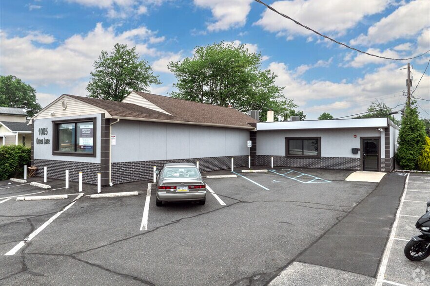 1005 Green Ln, Levittown, PA for sale - Primary Photo - Image 1 of 4