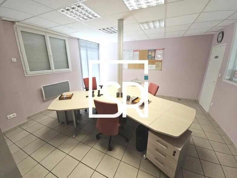 Industrial in Puy-Guillaume for lease - Building Photo - Image 3 of 12