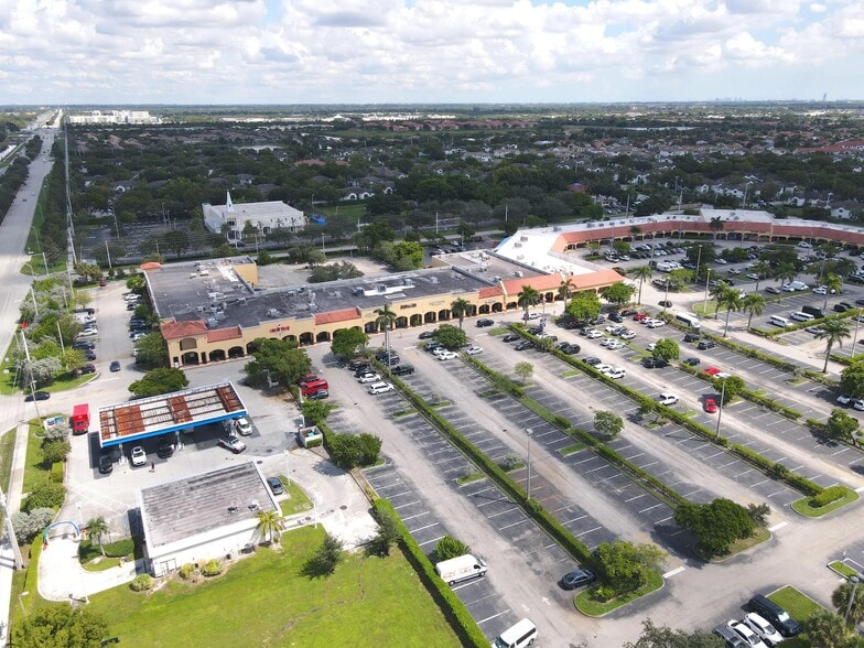12315-12389 Pembroke Rd, Pembroke Pines, FL for lease - Building Photo - Image 2 of 16