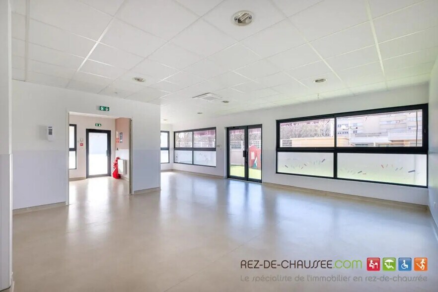 Office in Villeurbanne for sale - Building Photo - Image 1 of 5
