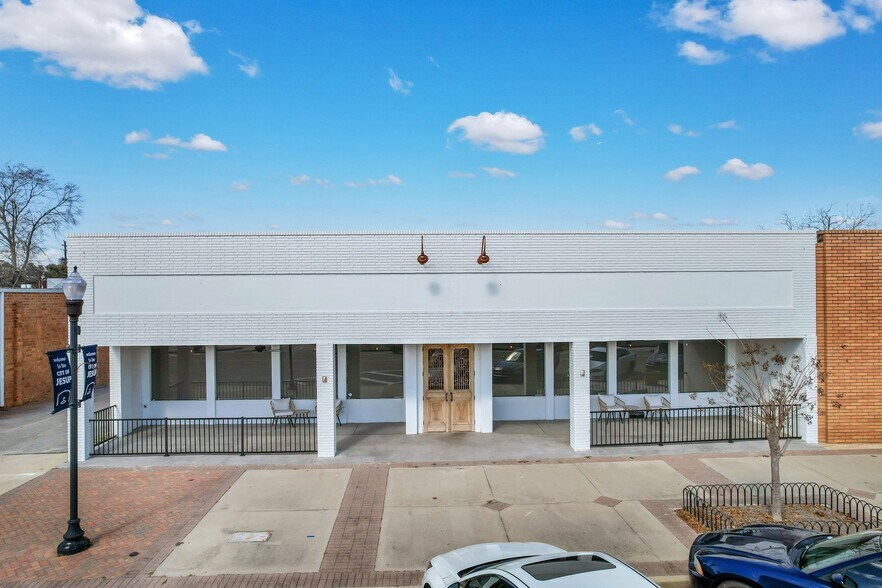 146 S Macon St, Jesup, GA 31545