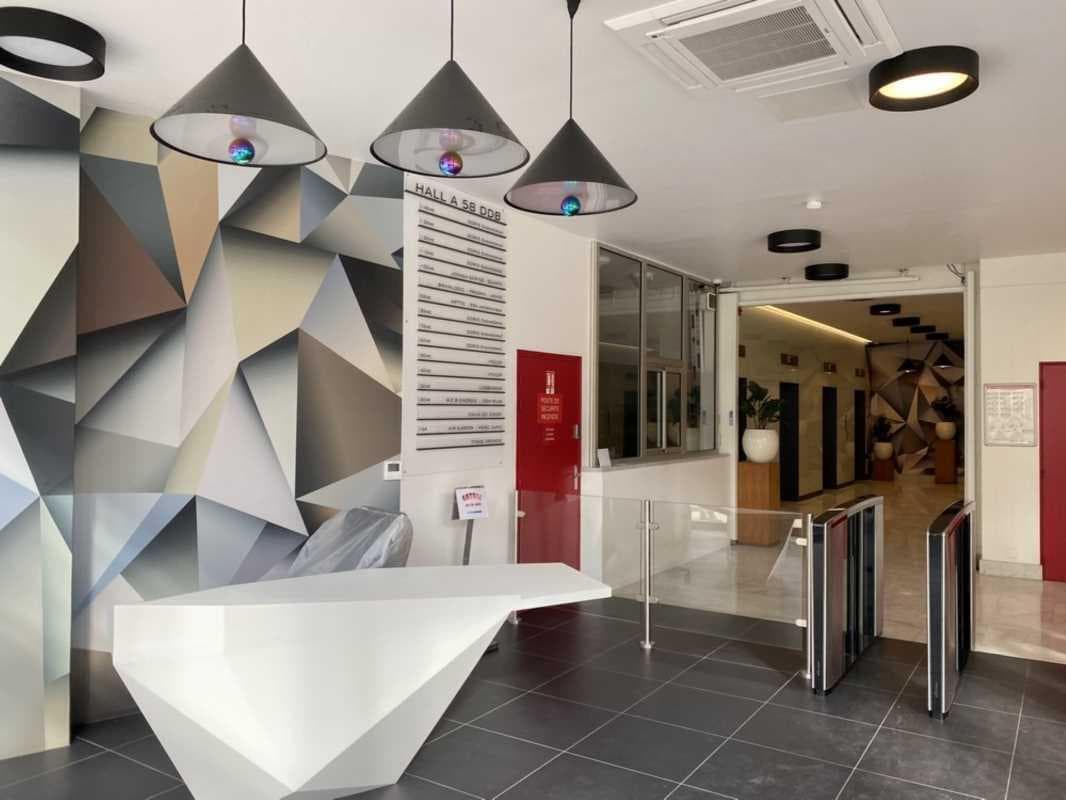 Flex in Paris for lease Lobby- Image 1 of 10