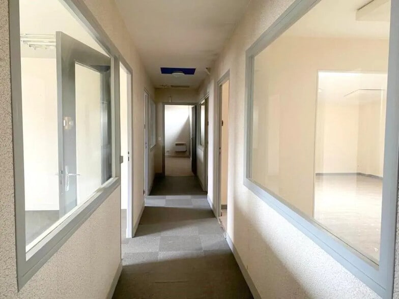 Office in Plaisir for lease - Interior Photo - Image 1 of 5