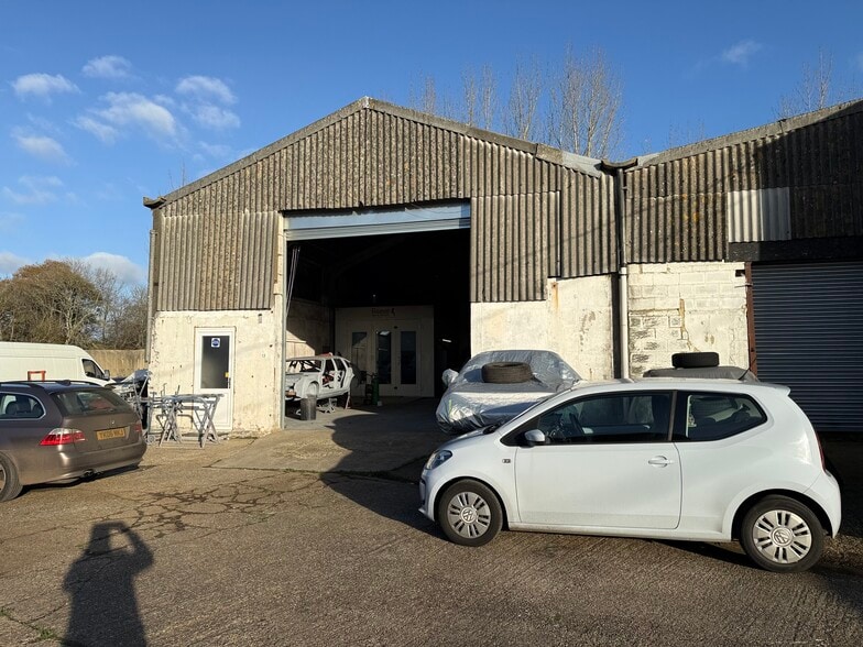 Units 13 &13b Ridge Farm, Horsham Rd, Dorking for lease - Building Photo - Image 3 of 7