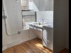 140 W 30th St, New York, NY for lease Interior Photo- Image 1 of 5