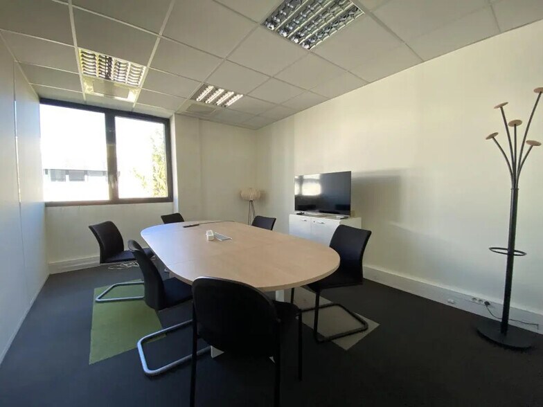 Office in Rennes for lease - Interior Photo - Image 2 of 7