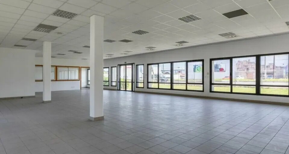 Flex in Saint-Priest for lease - Interior Photo - Image 3 of 23