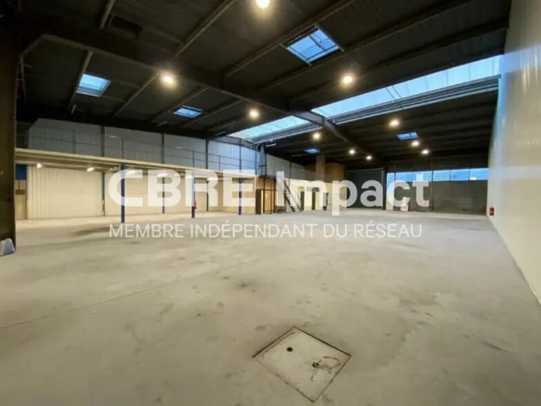 Flex in Dijon for lease - Interior Photo - Image 2 of 8