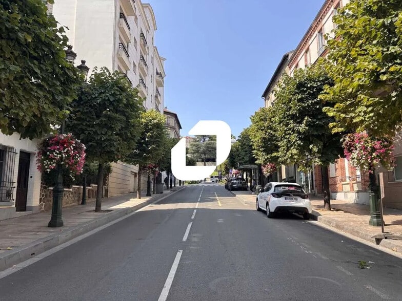 Retail in Puteaux for lease - Building Photo - Image 1 of 1