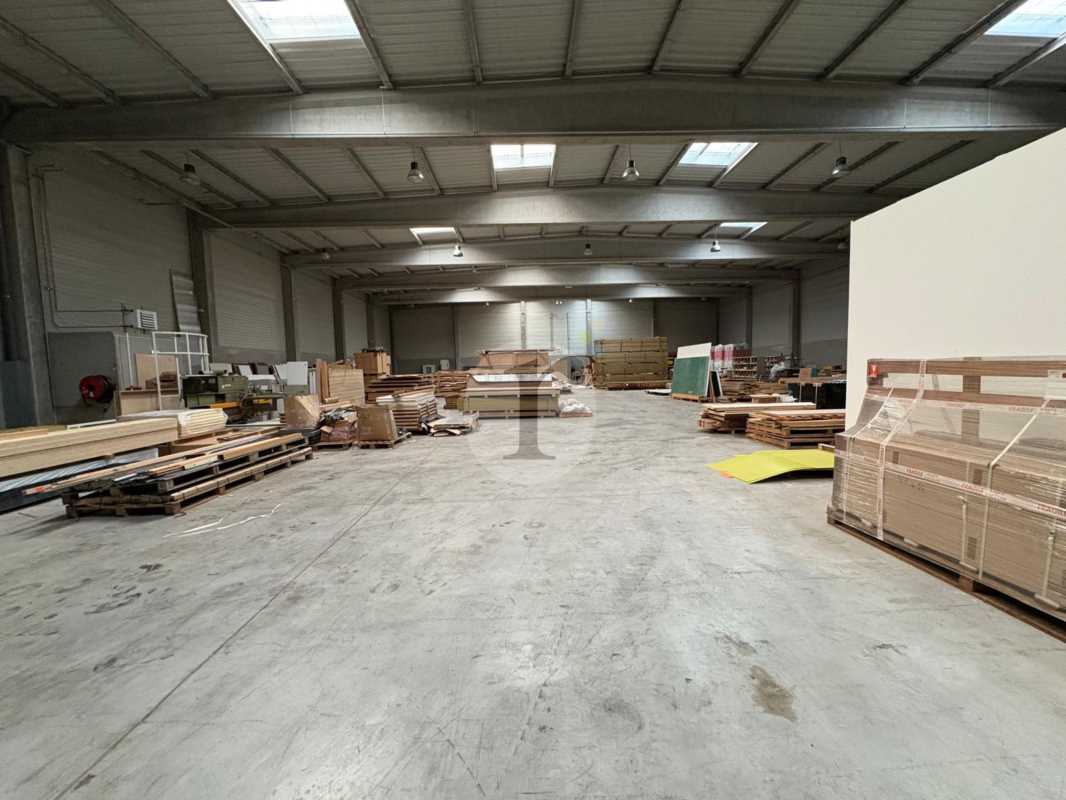 Flex in Pérenchies for lease Building Photo- Image 1 of 10