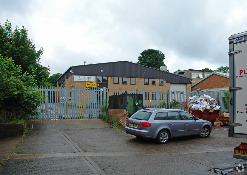 216 Bellingdon Rd, Chesham for lease - Building Photo - Image 3 of 3