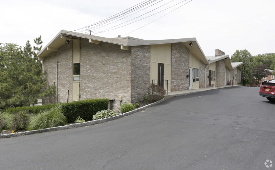 158 E Main St, Huntington, NY for lease - Building Photo - Image 3 of 8