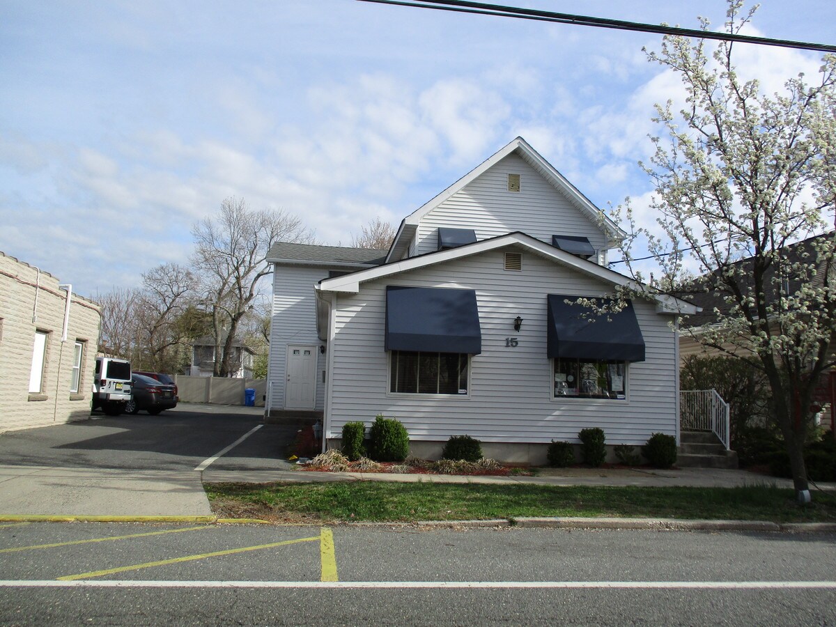 15 Union Ave, Lakehurst, NJ 08733