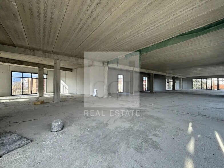 Retail in Meyzieu for lease - Interior Photo - Image 2 of 7