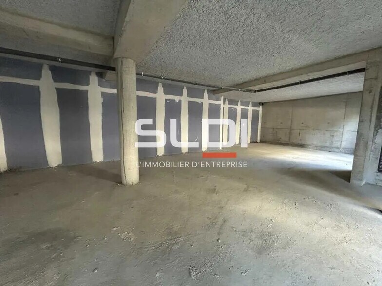 Retail in Villefranche-sur-Saône for lease - Building Photo - Image 2 of 7