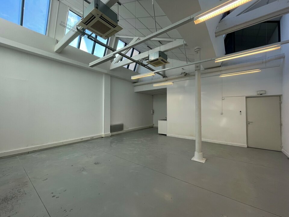 Office in Lyon for lease Interior Photo- Image 1 of 4