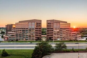 1 Mid America Plz, Oakbrook Terrace, IL for lease Building Photo- Image 2 of 15