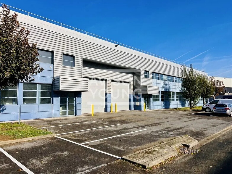 Flex in La Courneuve for lease - Building Photo - Image 1 of 6