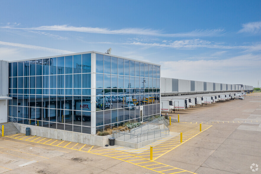 7550 Oak Grove Rd, Fort Worth, TX for lease - Building Photo - Image 1 of 6