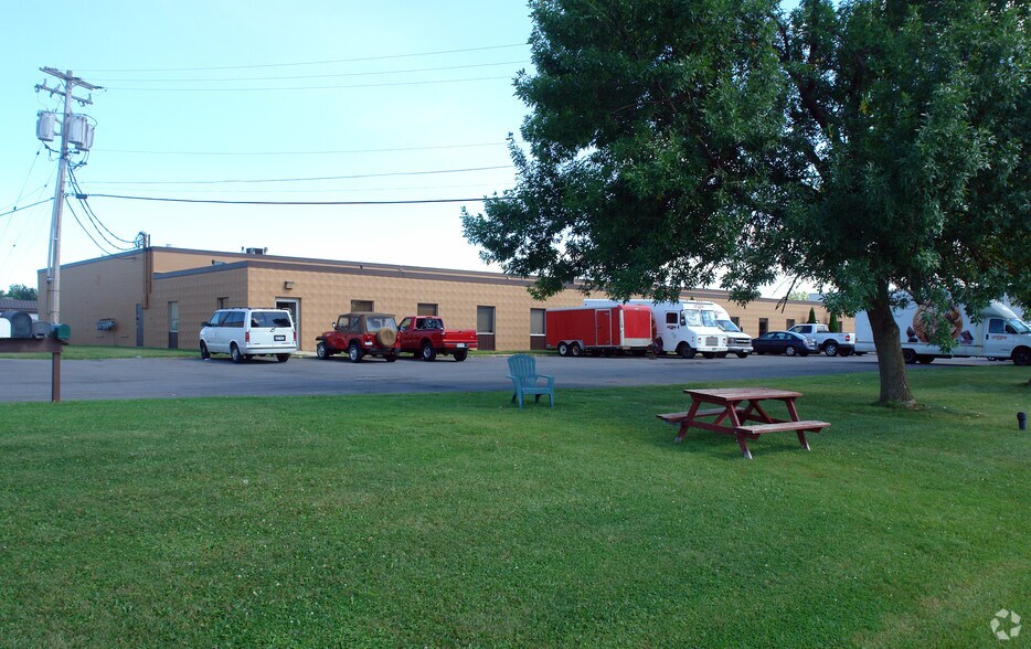 6067 Corporate Dr, East Syracuse, NY for lease - Building Photo - Image 2 of 2