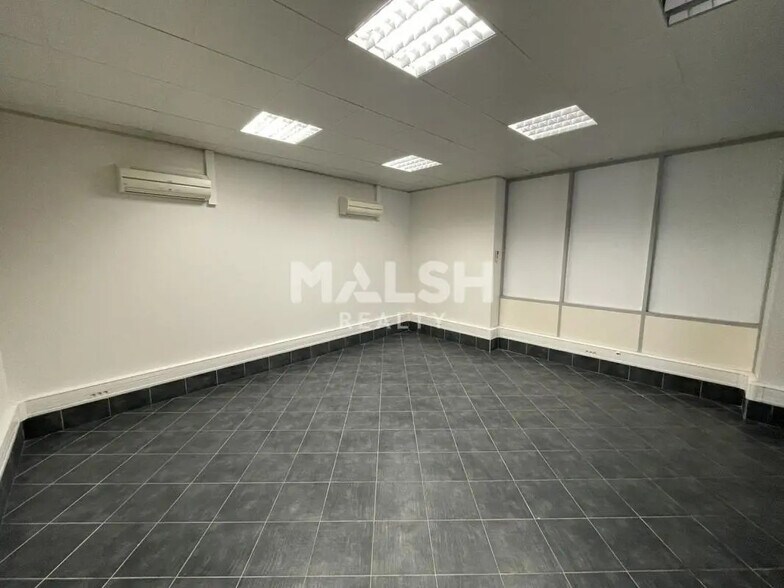 Flex in Lyon for lease - Interior Photo - Image 3 of 29