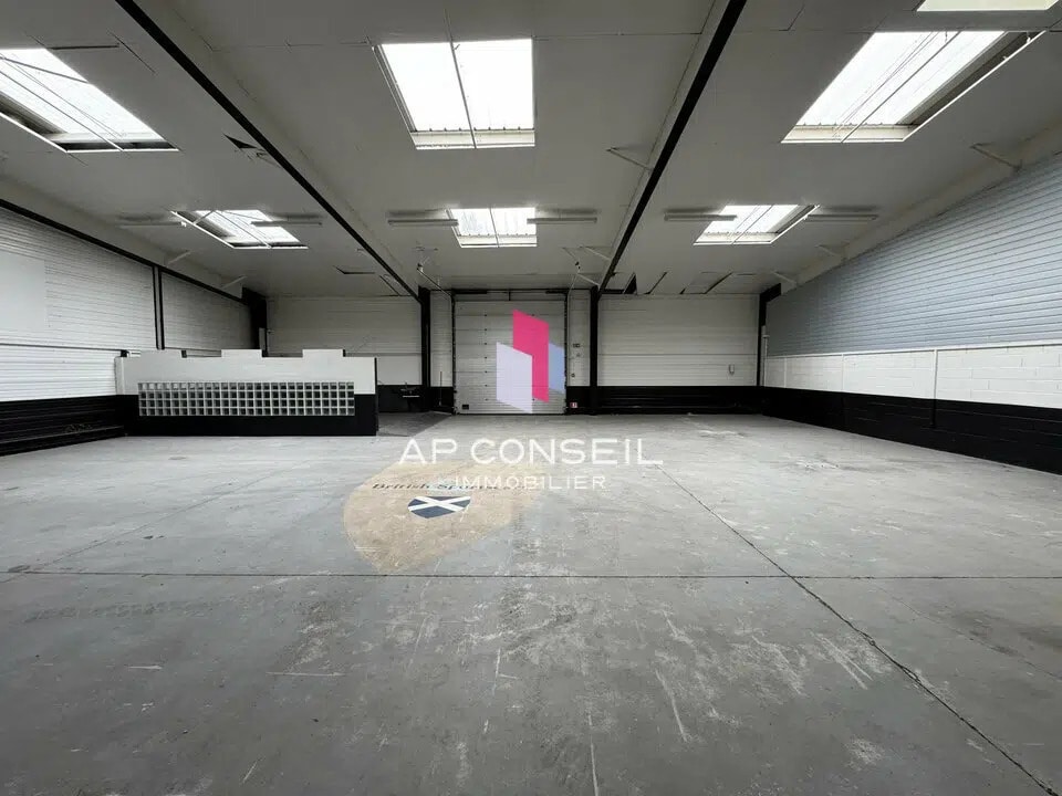 Flex in Ecquevilly for lease Primary Photo- Image 1 of 4