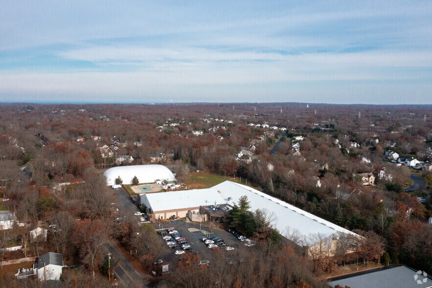 384 Mark Tree Rd, East Setauket, NY for sale - Building Photo - Image 1 of 1