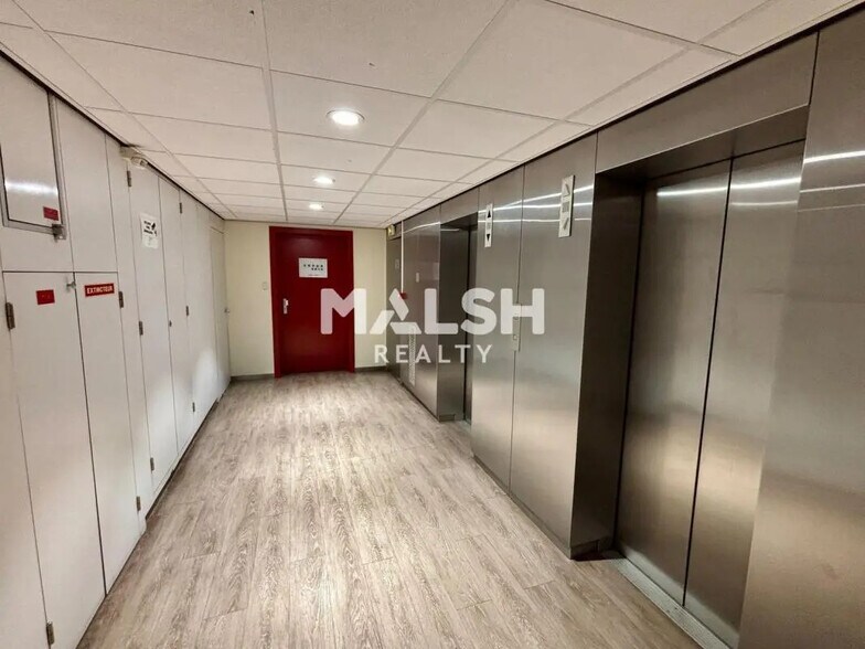 Office in Lyon for lease - Building Photo - Image 3 of 11