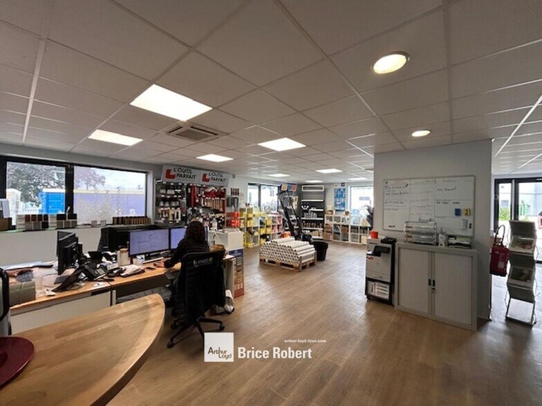 28 Rue Louis Pradel, Corbas for sale - Interior Photo - Image 1 of 7