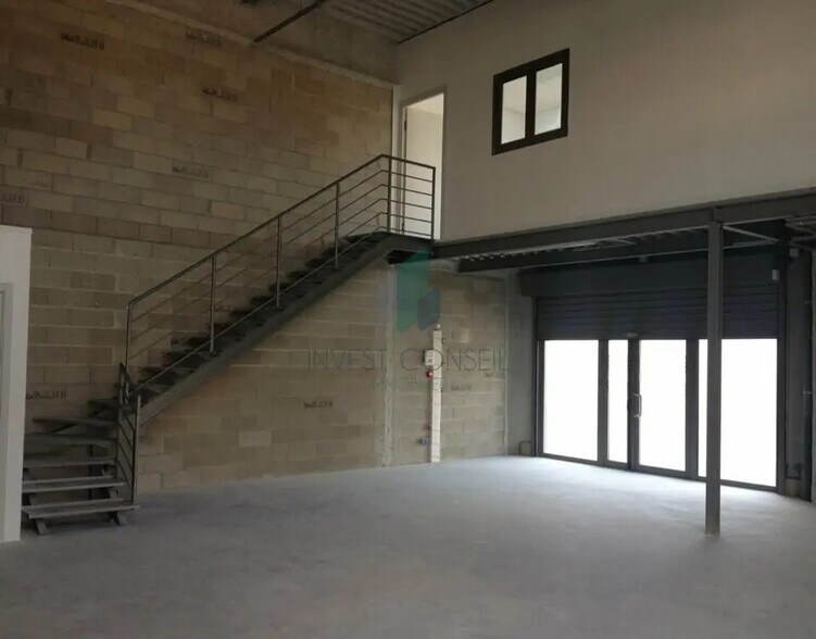 Flex in Villeneuve-la-Garenne for lease - Building Photo - Image 1 of 3