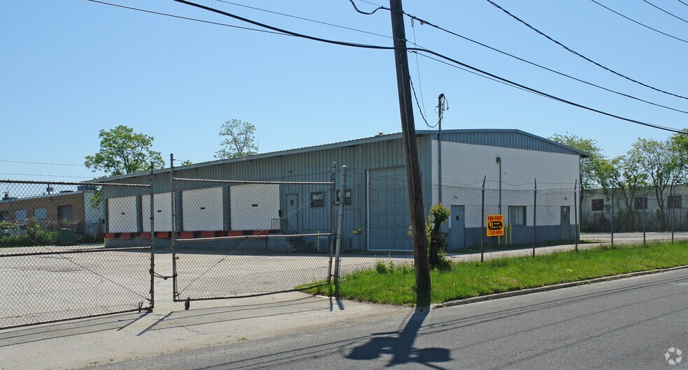 65 Cabot St, West Babylon, NY for sale - Primary Photo - Image 1 of 1